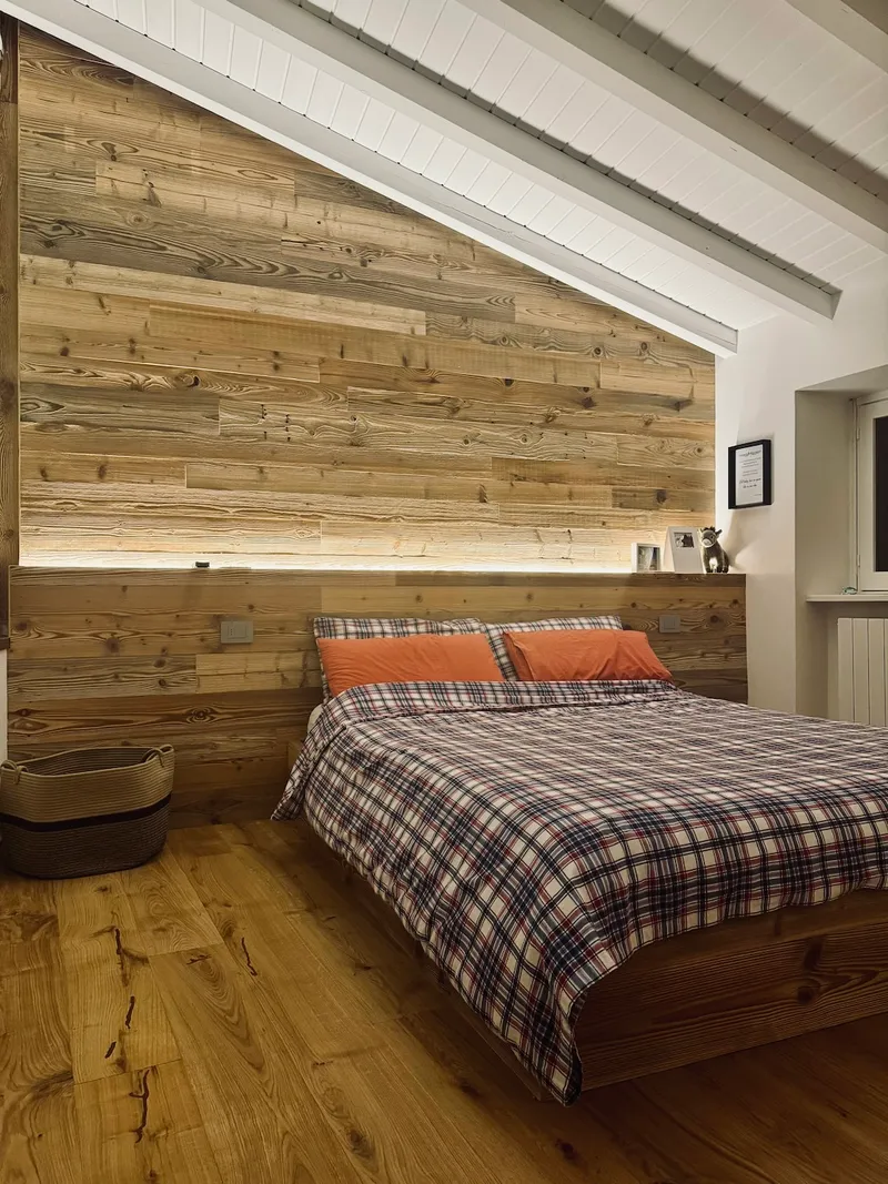 Rivestimento parete e letto contenitore in rovere grezzo "Aprica"