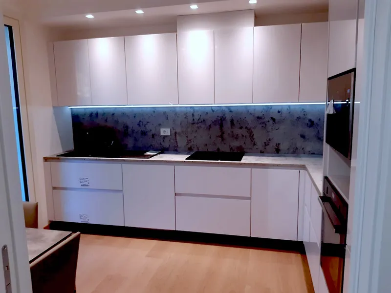 Cucina laccata lucida con top in quarzo