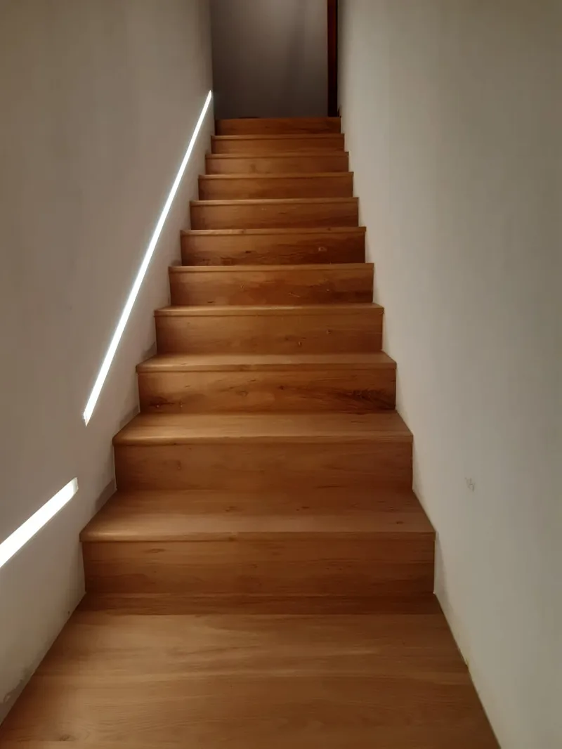 Scala artigianale in rovere massello illuminata a led