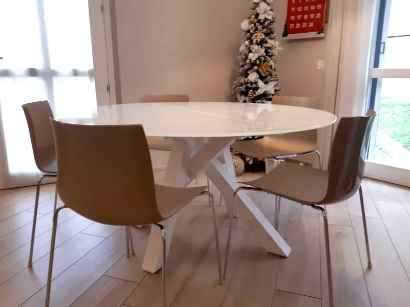 tavolo in vetro bianco laccato su misura